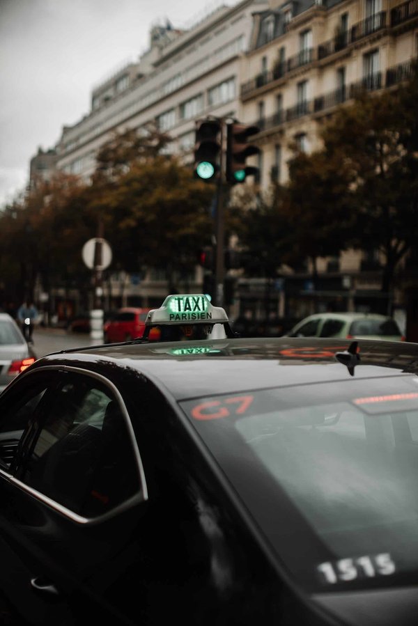 Découvrez Bordeaux en Taxi : luxe et élégance.